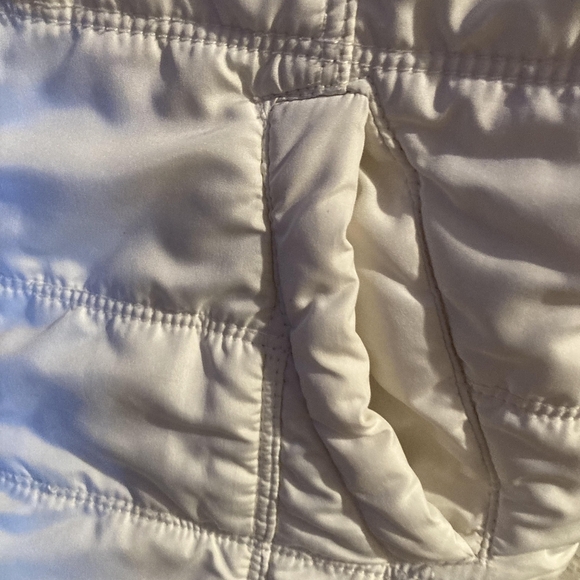 White puffer vest with hood. Zip up front with pockets by Areopostale - Picture 4 of 11